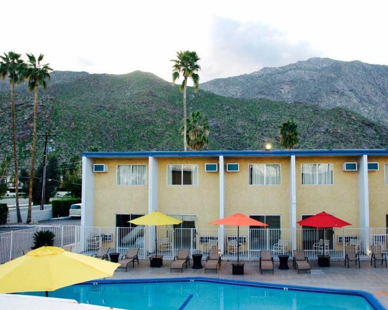 Sol Springs Inn Cathedral City Exterior photo